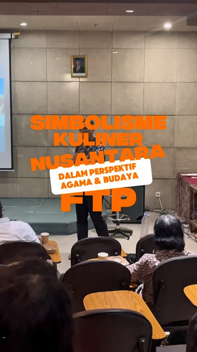 Hi Wimates! 
Ternyata kuliner nusantara yang beragam, memiliki makna dan cerita yang menarik dibaliknya lho! Hal ini menjadi pembahasan yang seru dalam Seminar “Simbolisme Kuliner Nusantara dalam Perspektif Agama dan Budaya” yang diprakarsai oleh Fakultas Teknologi Pertanian (FTP) UKWMS. Acara ini berlangsung pada Rabu (16/7) dengan pembicara yang ahli di badangnya. 

Langsung aja simak apa kata mereka! 😎🤩
#UKWMS #FTP #Kuliner #KulinerNusantara
