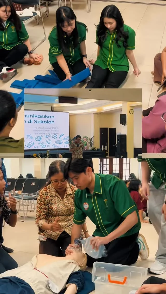 “Siap Siaga, Siap Tanggap!”🚨💪 

Pada Sabtu (2/8) Pelatihan Karyawan Yayasan Yohanes Gabriel bersama Fakultas Kedokteran dan Fakultas Psikologi UKWMS, di Gereja St. Yakobus tentang Menangani dan Mengkomunikasikan Kecelakaan di Lingkungan Sekolah berlangsung penuh antusiasme dari para peserta 🤩 

Dengan adanya praktik langsung di lapangan, tentunya membuat peserta semakin jelas dan paham pada pertolongan pertama. 

Terima kasih kepada semua yang terlibat!✨ #UKWMS #Keselamatan #Workshop